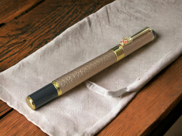 Dragon head fountain pen in gold colour